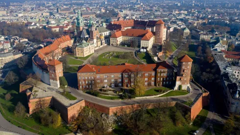Kraków, 15.11.2020. Widok z drona na Zamek Królewski i Katedrę na Wawelu w Krakowie. PAP/Łukasz Gągulski