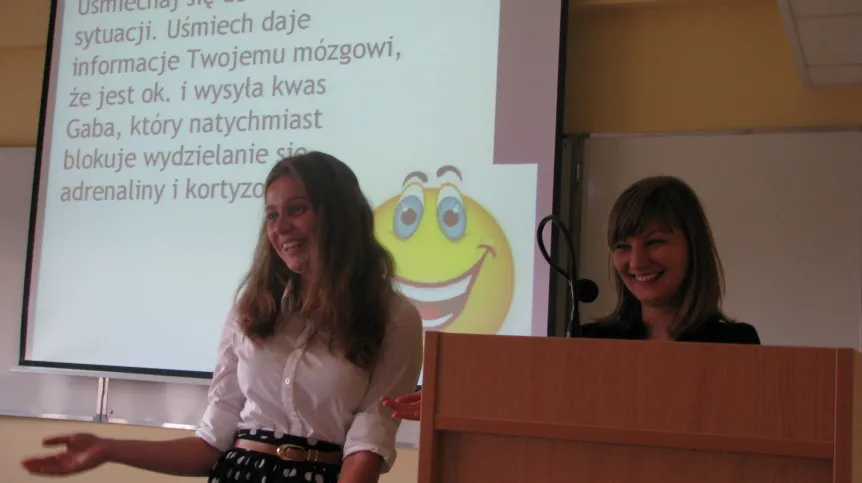 Magdalena Badeńska i Patrycja Figarska podczas prezentacji „Stres – choroba stulecia” podczas Festiwalu Nauki w Kielcach. Fot. Tomasz Trzciński