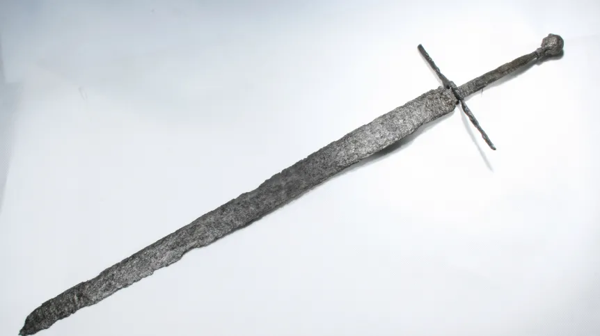 Średniowieczny miecz znaleziony w czasie nadzoru archeologicznego, fot. K. Kucharska