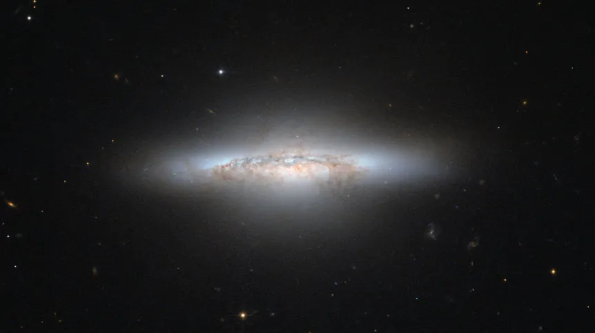 Galaktyka soczewkowata NGC 5010 sfotografowana przez Kosmiczny Teleskop Hubble’a. Źródło: ESA/Hubble & NASA.
