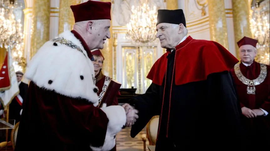 Rektor WUM prof. dr hab. n. med. Marek Krawczyk (L) podczas nadania tytułu doktora honoris causa prof. Jerzemu Buzkowi (2P), na uroczystym posiedzeniu Senatu Warszawskiego Uniwersytetu Medycznego. Fot. PAP/ Jakub Kamiński 6.02.2015