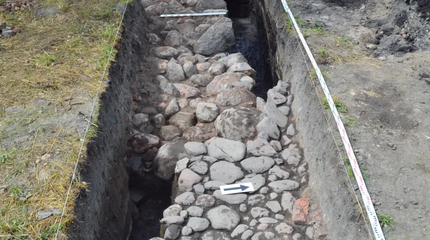 Relikty kamienicy i bruków z czasów Potulickich w trakcie eksploracji. Fot. M. Cichocki