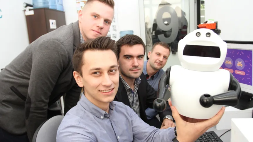 Marcin Joka, Michał Bogucki, Michał Grześ and Krzysztof Dziemiańczuk with the robot Photon. Source: Białystok University of Technology