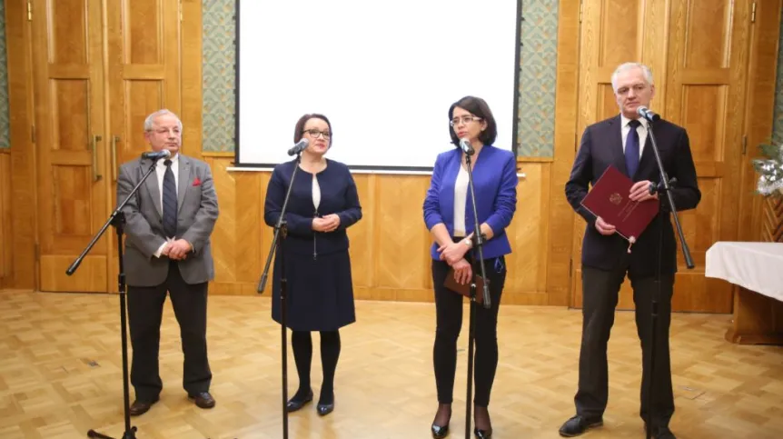 Od lewej: prof. Maciej Sysło, minister edukacji narodowej Anna Zalewska, minister cyfryzacji Anna Streżyńska, wicepremier, minister nauki i szkolnictwa wyższego Jarosław Gowin, podczas konferencji prasowej nt. nauki programowania w polskich szkołach. Fot. PAP/Leszek Szymański 22.12.2015