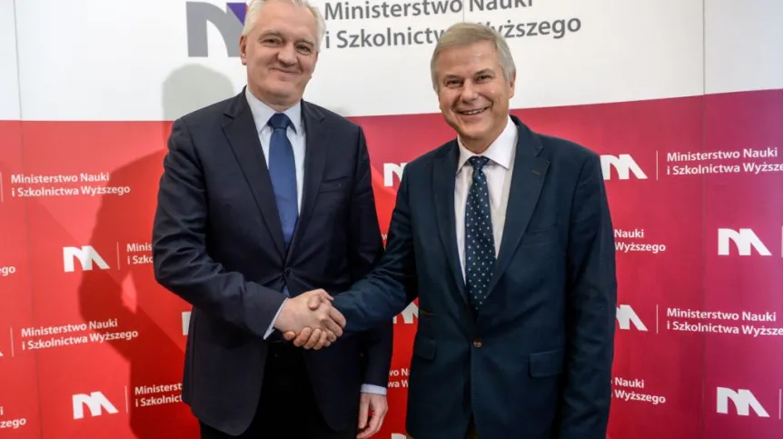 Wicepremier, minister nauki i szkolnictwa wyższego Jarosław Gowin (L) i nowy szef Narodowego Centrum Badań i Rozwoju prof. Maciej Chorowski (P) podczas konferencji prasowej w Warszawie. Fot. PAP/ Marcin Obara 08.04.2016