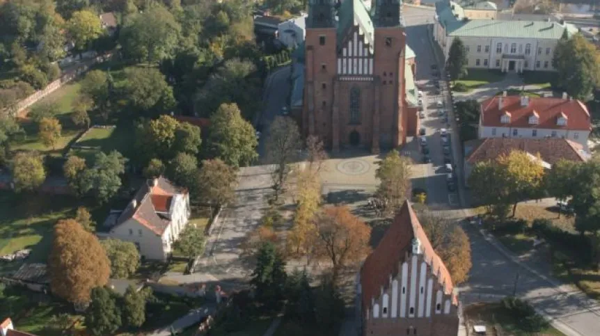 Zdjęcia lotnicze Poznania. Nz. Ostrów Tumski Katedra. Fot. PAP/ Adam Ciereszko 14.10.2007