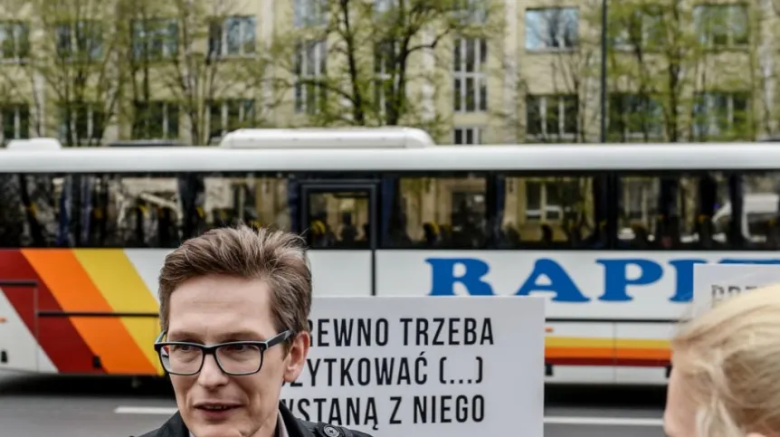 Dyrektor Greenpeace Polska Robert Cyglicki (C) rozmawia z dziennikarzami przed gmachem Ministerstwa Środowiska w Warszawie. Fot. PAP/ Marcin Obara 14.04.2016