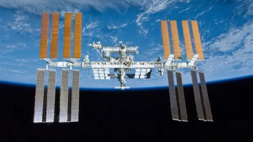 Międzynarodowa Stacja Kosmiczna (ISS) na orbicie okołoziemskiej. Źródło: STS-132 Crew, Expedition 23 Crew, NASA