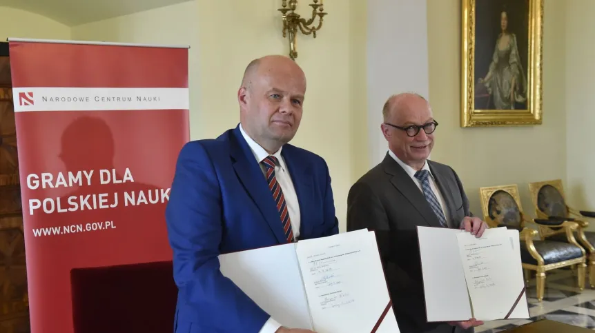 Dyrektor NCN profesor Zbigniew Błocki (L) oraz dyrektor Towarzystwa Maxa Plancka profesor Martin Stratmann (P) podczas uroczystości podpisania porozumienia o współpracy między Narodowym Centrum Nauki a Towarzystwem Maxa Plancka w sprawie utworzenia Dioscuri. Fot. PAP/Jacek Bednarczyk 04.07.2017 