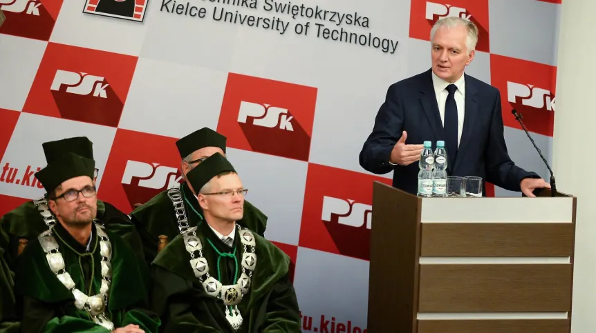 Minister nauki i szkolnictwa wyższego Jarosław Gowin przemawia na inauguracji roku akademickiego na Politechnice Świętokrzyskiej w Kielcach. Fot. PAP/ Piotr Polak 04.10.2017