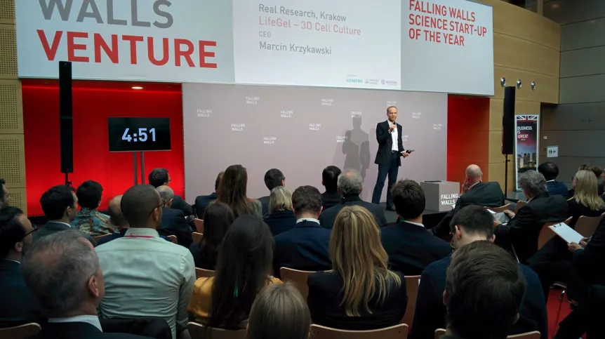 Marcin Krzykawski przedstawia opracowany przez jego start-up hydrożel na Falling Walls Venture w Berlinie, fot. S. Zdziebłowski