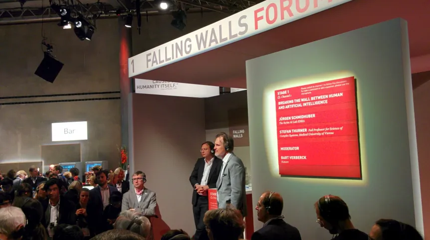 Dyskusja po wystąpieniu prof. Jürgena Schmidhubera (na scenie po prawej w szarej marynarce) z jego udziałem cieszyła się wielkim zainteresowaniem w czasie konferencji Falling Walls w Berlinie, fot. S. Zdziebłowski