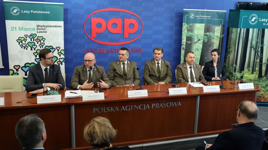 Na zdjęciu od lewej wiceminister środowiska Sławomir Mazurek, dyrektor generalny Lasów Państwowych Andrzej Konieczny, dyrektor Regionalnej Dyrekcji Lasów Państwowych Marek Roman, nadleśniczy Nadleśnictwa Chojnów Sławomir Mydłowski, dyrektor Kampinoskiego Parku Narodowego Mirosław Markowski i z-ca dyrektora Lasów Miejskich w Warszawie Andżelika Gackowska podczas konferencji prasowej "Międzynarodowy Dzień Lasów - Lasy i zrównoważone miasta" w Centrum Prasowym PAP w Warszawie. Fot. PAP/Tomasz Gzell 