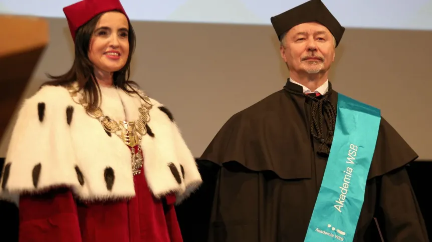 Prof. zw. dr hab. Wiesław Banyś (P) i rektor prof. nadzw. dr Zdzisława Dacko–Pikiewicz (L) podczas uroczystości nadania tytułu doktora honoris causa Akademii Wyższej Szkoły Biznesu profesorowi Banysiowi w Dąbrowie Górniczej. Fot. PAP/Andrzej Grygiel 28.05.2018