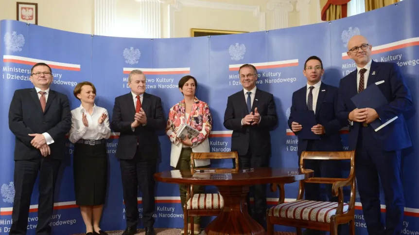 Wicepremier, minister kultury Piotr Gliński (3L), wiceminister kultury Jarosław Sellin (3P), minister przedsiębiorczości i technologii Jadwiga Emilewicz (2L), prezes Urzędu Dozoru Technicznego Andrzej Ziółkowski (P) oraz dyrektor NMT Piotr Mady (2P) podczas podpisania listu intencyjnego pomiędzy Narodowym Muzeum Techniki w Warszawie a Urzędem Dozoru Technicznego, 2 bm. w siedzibie MKiDN w Warszawie. Fot. PAP/Jakub Kamiński 02.07.2018