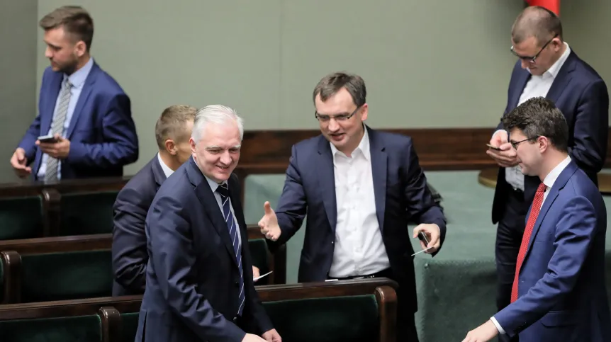 Warszawa, 03.07.2018. Wicepremier, minister nauki i szkolnictwa wyższego Jarosław Gowin (L) i minister sprawiedliwości Zbigniew Ziobro (C) po wyniku głosowania. Sejm przyjął ustawę Prawo o szkolnictwie wyższym i nauce, czyli tzw. Ustawę 2.0. PAP/Paweł Supernak