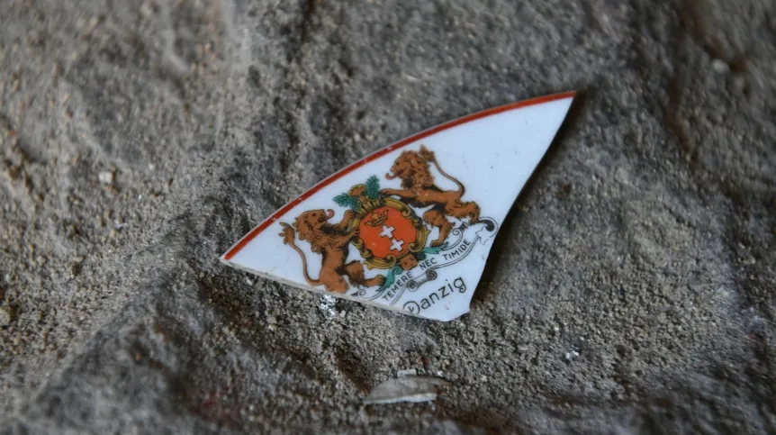 Odnaleziony podczas prac archeologicznych przy Twierdzy Wisłoujście - fragment ceramiki z herbem Gdańska z okresu Wolnego Miasta. Wykopaliska prowadzą archeolodzy z Uniwersytetu Gdańskiego. Prace mają na celu potwierdzenie obecności zabudowań naniesionych na mapę autorstwa Jerzego Strakowskiego z 1657 roku. PAP/Adam Warżawa 26.07.2018