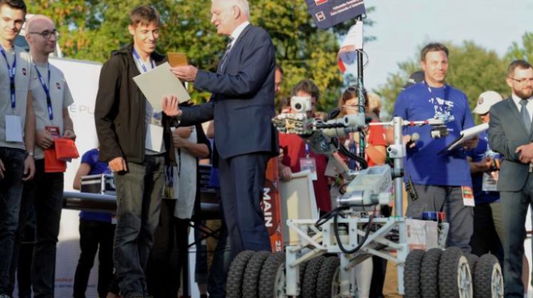 Starachowice, 16.09.2018. Deputy Prime Minister, Minister of Science and Higher Education Jarosław Gowin (C) and the winning Impuls Team from Kielce University of Technology during the closing ceremony of the European Rover Challenge 2018 - international robotics competition, September 16 at the Museum of Nature and Technology "Ecomuseum" in Starachowice. PAP/Piotr Polak