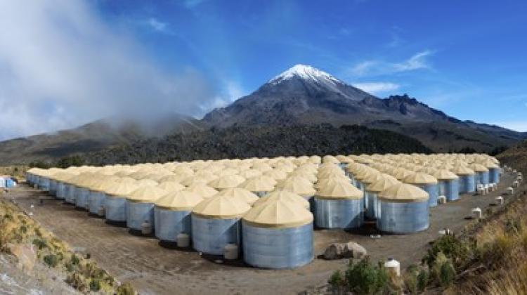 Obserwatorium High-Altitude Water Cherenkov Gamma-Ray Observatory na zboczu meksykańskiego wulkanu Sierra Negra. (Źródło: HAWC Observatory, J. Goodman)