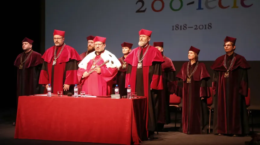 Rektor ASP prof. dr hab. Stanisław Tabisz (3L) podczas inauguracji roku akademickiego Akademii Sztuk Pięknych w teatrze imienia Juliusza Słowackiego w Krakowie. Fot. PAP/Łukasz Gągulski 16.10.2018