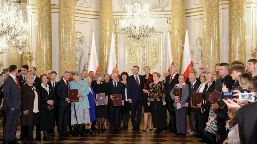 Prezydent RP Andrzej Duda (C-L) z małżonką Agatą Kornhauser-Dudą (C-P) podczas uroczystości wręczenia najwyższych polskich odznaczeń - Orderów Orła Białego, nadanych pośmiertnie 25 wybitnym Polakom zasłużonym dla chwały, dobra i pożytku Rzeczypospolitej Polskiej, z okazji Narodowych Obchodów Setnej Rocznicy Odzyskania Niepodległości Rzeczypospolitej Polskiej na Zamku Królewskim w Warszawie. Fot. PAP/Rafał Guz 11.11.2018