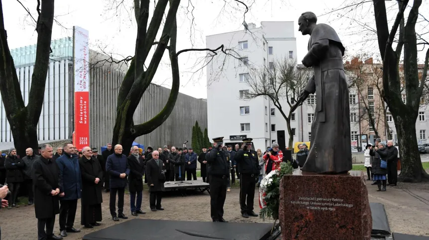 Odsłonięcie pomnika ks. Radziszewskiego, współzałożyciela i pierwszego rektora KUL, 8 bm. w Lublinie. Katolicki Uniwersytet Lubelski świętuje 100-lecie powstania. Fot. PAP/Wojciech Pacewicz 08.12.2018