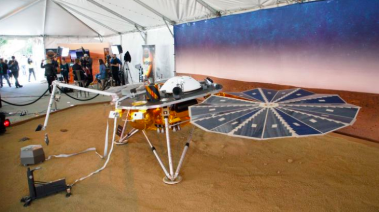 InSight lander model presented at NASA's Jet Propulsion Laboratory. Photo: EPA-EFE / EUGENE GARCIA November 26, 2018
