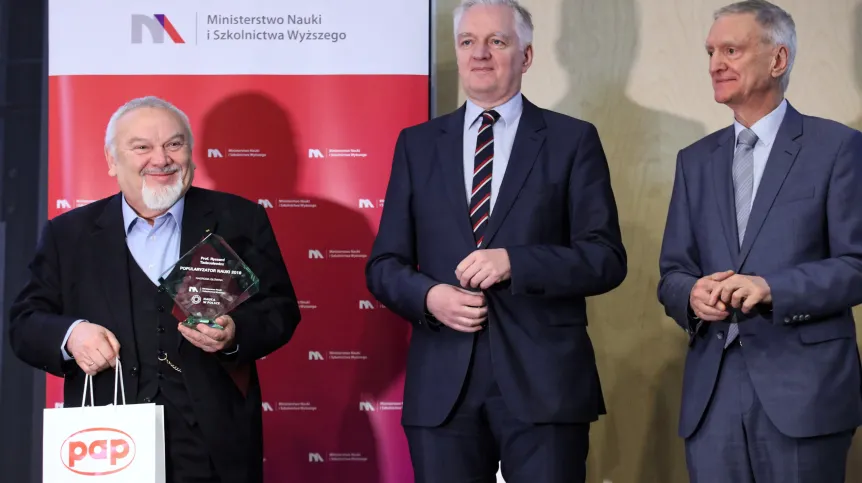 Warszawa, 07.01.2019. Wicepremier, minister nauki i szkolnictwa wyższego Jarosław Gowin (C), były minister nauki profesor Michał Kleiber (P) i laureat nagrody głównej prof. Ryszard Tadeusiewicz (L) podczas uroczystości. Rozstrzygnięcie XIII edycji konkursu "Popularyzator Nauki", organizowanego przez serwis PAP - Nauka w Polsce oraz MNiSW odbyło się, 7 bm. w Centrum Nauki Kopernik w Warszawie. PAP/Leszek Szymański