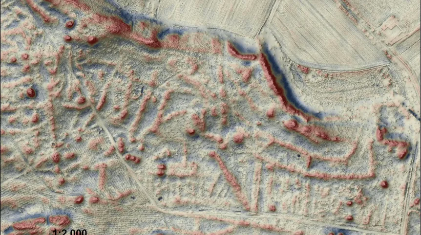 Model terenu na podstawie danych LIDAR - lotniczego skanowania laserowego widoczne kurhany i wały, oprac. J. Czerniec.