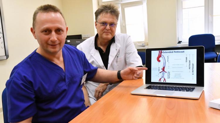 Dr. Arkadiusz Kazimierczak (L) and Prof. Piotr Gutowski (P) during a meeting at the Independent Public Clinical Hospital No. 2 of the Pomeranian Medical University in Szczecin with the team of the Department of Vascular, General Surgery and Angiology, where a new method of treatment of aortic pathology was presented. Photo: PAP/Marcin Bielecki 06.02.2019
