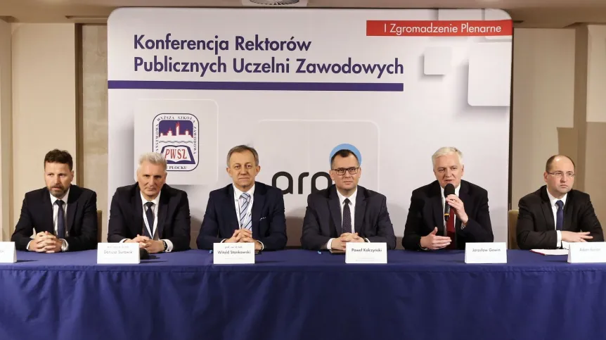 (L-P) Dr hab. n. med. Maciej Słodki, rektor PWSIiP w Łomży prof. Dariusz Surowik, rektor Państwowej Wyższej Szkoły Zawodowej im. rtm. Witolda Pileckiego w Oświęcimiu prof. zw. dr hab. Witold Stankowski, wiceprezes Zarządu Agencji Rozwoju Przemysłu S.A. Paweł Kolczyński, wicepremier, minister nauki i szkolnictwa wyższego Jarosław Gowin, wicemarszałek Senatu Adam Bielan. Fot. PAP/ PAP/Piotr Augustyniak 21.03.2019