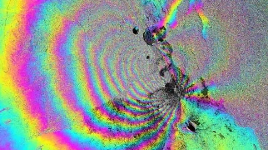 Interferogram - obraz wytworzony z radarowych danych satelitarnych, który służy do analizy deformacji terenu. Interferogram
wyznaczony z danych Europejskiej Agencji Kosmicznej. Źródło: www.satim.pl