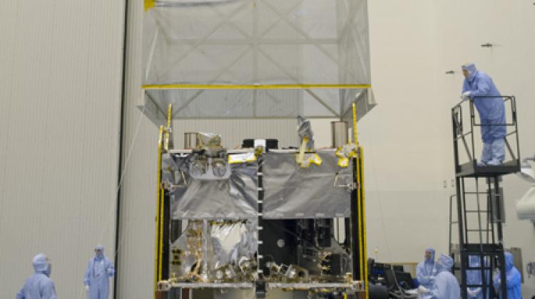 Sonda MAVEN w hali Centrum Lotów Kosmicznych Kennedy’ego na Florydzie. Źródło: NASA. 