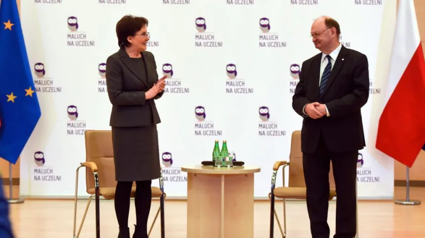 Premier Ewa Kopacz (L) oraz rektor UŁ Włodzimierz Nykiel (P) podczas spotkania ze studentami Uniwersytetu Łódzkiego.
Fot. PAP/ Grzegorz Michałowski 11.02.2015