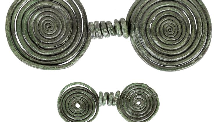 Spiralne ozdoby z Kałdusa (3500-3350 p.n.e.). Ze zbiorów Instytutu Archeologii UMK w Toruniu  
