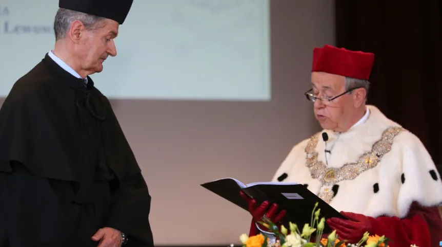 Rektor UŚl Andrzej Kowalczyk (P) podczas uroczystości, 4 bm. w Cieszynie wręczenia doktoratu honoris causa Uniwersytetu Śląskiego profesorowi Tadeuszowi Lewowickiemu (L). PAP/Andrzej Grygiel 05.06.2019