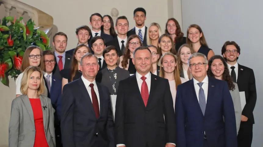 Prezydent Andrzej Duda (C-P)  podczas spotkania w Pałacu Prezydenckim z młodzieżą akademicką z USA, która wzięła udział w stażu prezydenckim. PAP/ Leszek Szymański 11.06.2019