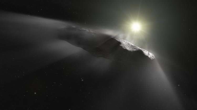 Wizja artystyczna obiektu ‘Oumuamua, który przyleciał do Układu Słonecznego z przestrzeni międzygwiazdowej. Fot. ESA/Hubble, NASA, ESO, M. Kornmesser