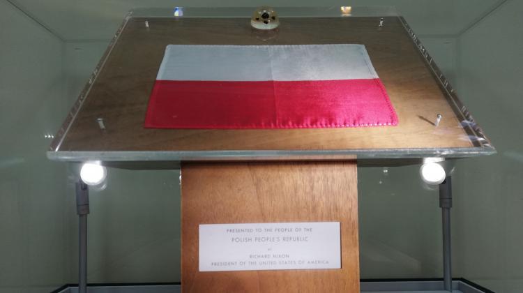 The lunar crumbs from the first manned lunar mission Apollo 11 and the Polish flag, which was placed in the Eagle lander, are in the Olsztyn planetarium. Photo by Bartosz Bałdyga