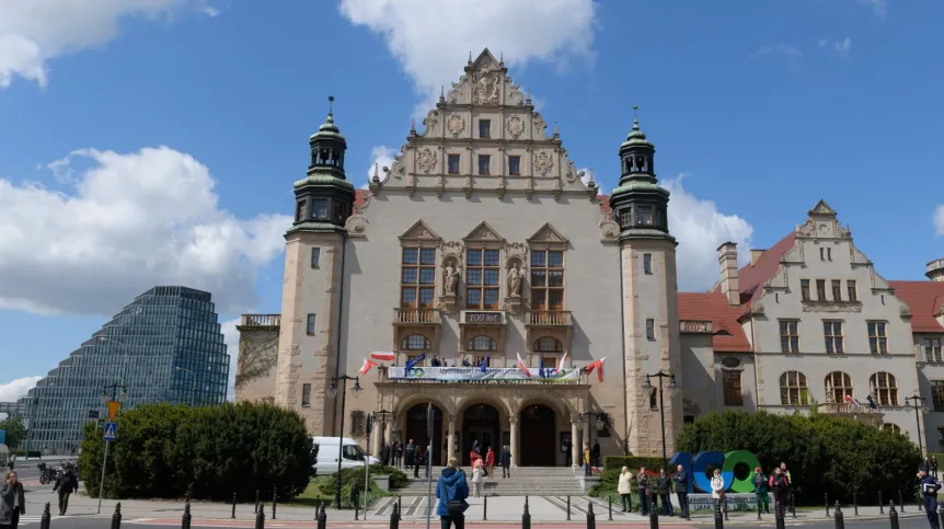 Poznań, 07.05.2019. W ramach obchodów 100-lecia Uniwersytetu Poznańskiego odbył się przemarsz senatów UAM, UMP, UPP i AWF z poznańskiej katedry do Collegium Minus Uniwersytetu im. Adama Mickiewicza, 7 bm. (jk/kf) PAP/Jakub Kaczmarczyk