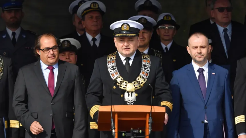 Minister gospodarki morskiej i żeglugi śródlądowej Marek Gróbarczyk (L), zastępca szefa Kancelarii Prezydenta RP Paweł Mucha (P) i rektor Akademii Morskiej w Szczecinie dr hab.inż.kpt.ż.w. Wojciech Ślączka (C) uczestniczą w uroczystej inauguracji roku akademickiego 2019/2020 Akademii Morskiej w Szczecinie. PAP/Marcin Bielecki 28.09.2019