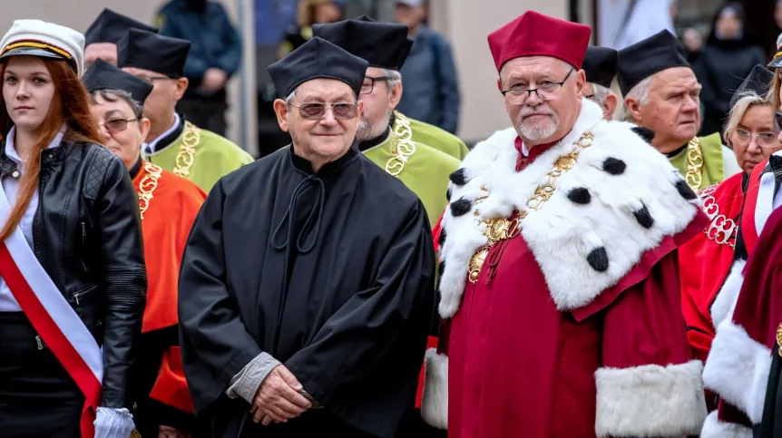 Rektor UMK prof. Andrzej Tretyn (P) oraz historyk prof. Norman Davies (C), który otrzymał tytuł doktor honoris causa UMK, podczas inauguracji roku akademickiego 2019/2020 na Uniwersytecie Mikołaja Kopernika w Toruniu. PAP/Tytus Żmijewski 01.10.2019