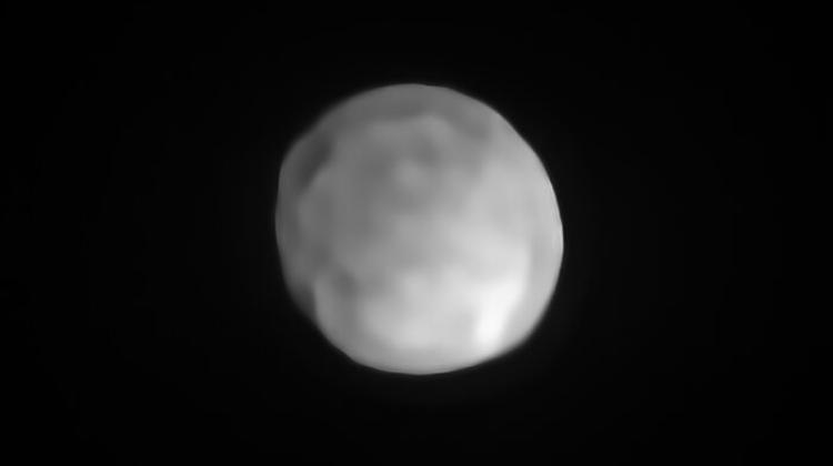 Zdjęcie planetoidy Hygiea uzyskane z powierzchni Ziemi przy pomocy instrumentu SPHERE na teleskopie VLT. Źródło: ESO/P. Vernazza et al./MISTRAL algorithm (ONERA/CNRS).