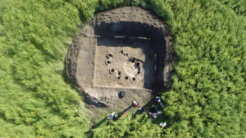 Wykop archeologiczny, w którym z lotu ptaka widoczny jest celtycki warsztat hutniczy. Fot. Stanisław Rzeźnik