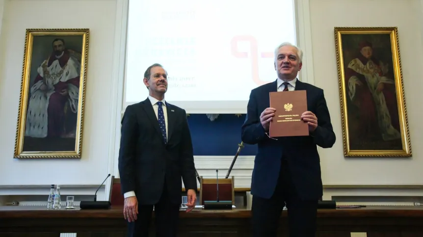 Minister nauki i szkolnictwa wyższego Jarosław Gowin (P) oraz Rektor UW prof. Marcin Pałys (L) podczas prezentacji wniosku Uniwersytetu Warszawskiego, który zwyciężył w konkursie "Inicjatywa doskonałości – uczelnia badawcza", 16 bm. w Pałacu Kazimierzowskim w Warszawie. Fot. PAP/Mateusz Marek 16.12.2019