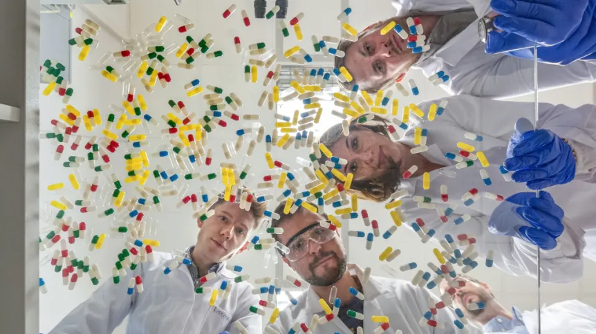 W zakażeniach bakteryjnych znalezienie optymalnej terapii zawsze jest wyzwaniem. Naukowcy z Laboratorium Mikroprzepływów i Płynów Złożonych IChF PAN przedstawili urządzenie mikroprzepływowe, które to ułatwia dzięki możliwości równoczesnego testowania wielu antybiotyków i ich kombinacji. (Źródło: IChF PAN, Grzegorz Krzyżewski)