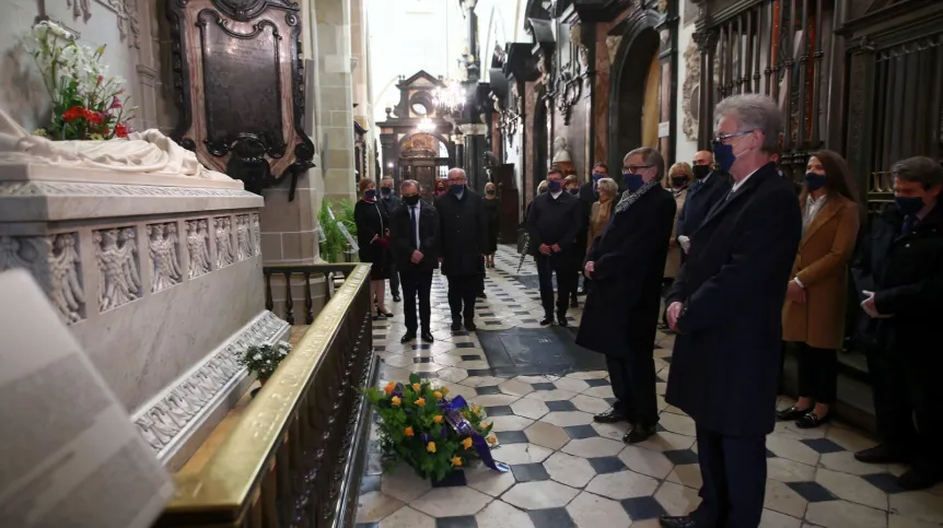 Koronawirus w Polsce. Rektor UJ prof. Wojciech Nowak (6P) i prorektor UJ prof. dr hab. Jacek Popiel (3P) składają kwiaty przed sarkofagiem królowej Jadwigi z okazji obchodów święta Uniwersytetu Jagiellońskiego, 12 bm. w Katedrze na Wawelu w Krakowie. PAP/Łukasz Gągulski 12.005.2020