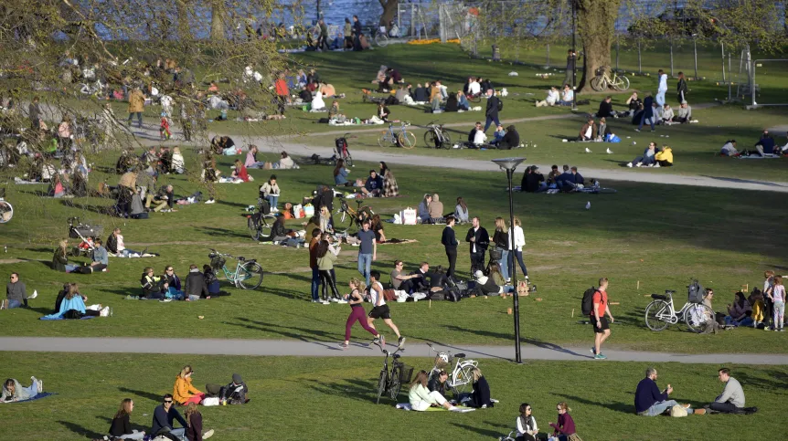 Ludzie w parku korzystają z wiosennej pogody w Sztokholmie (Szwecja) 22 kwietnia 2020 EPA/ANDERS WIKLUND