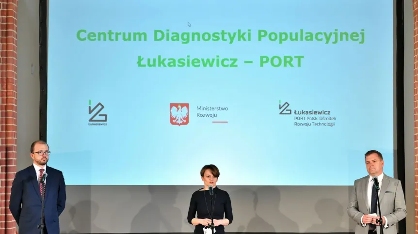 Wicepremier, minister rozwoju Jadwiga Emilewicz (C), prezes Sieci Badawczej Łukasiewicz Piotr Dardziński (L) oraz dyrektor Łukasiewicz - PORT Andrzej Dybczyński (P) podczas konferencji prasowej dot. utworzenia Centrum Diagnostyki Populacyjnej, 21 bm. w Instytucie Łukasiewicz PORT – Polski Ośrodek Rozwoju Technologii we Wrocławiu. PAP/Maciej Kulczyński 21.05.2020