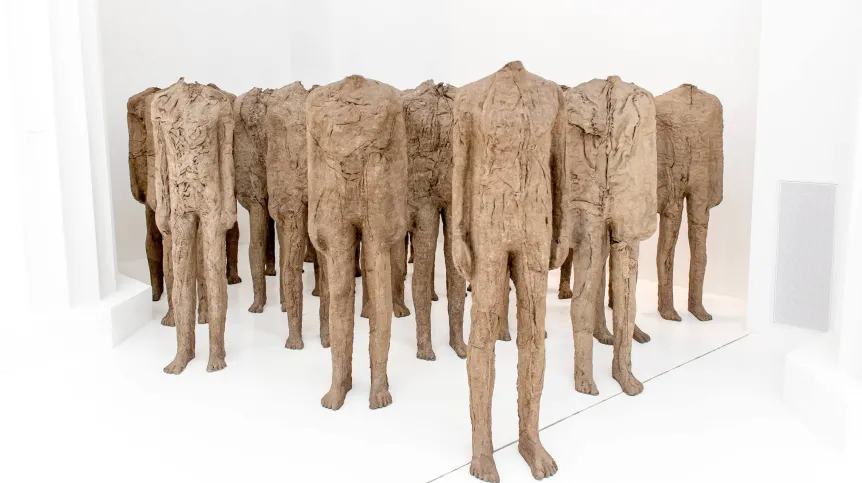 Wrocław, 31.01.2018. Praca "Tłum" Magdaleny Abakanowicz (mr) PAP/Maciej Kulczyński